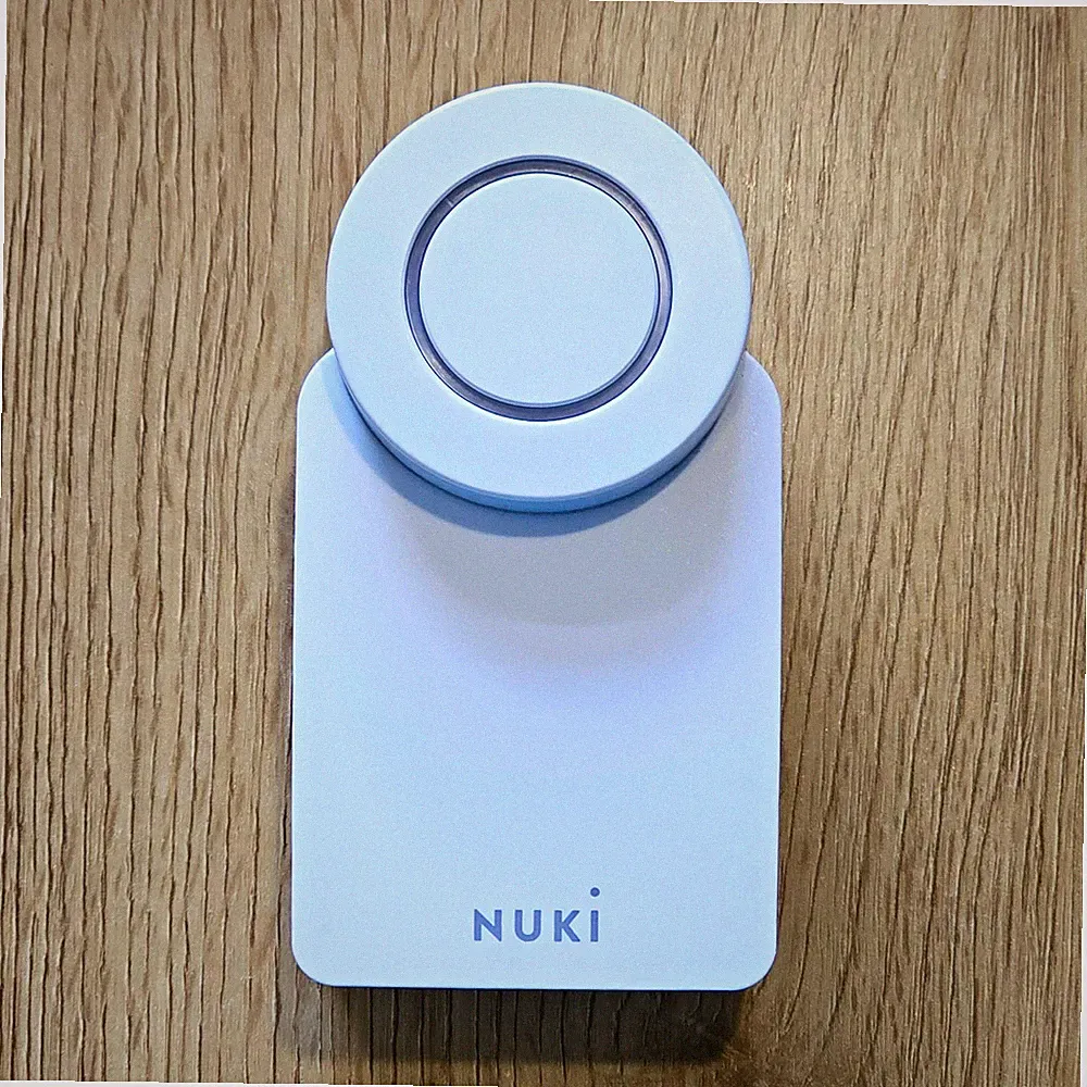 Nuki Smart Lock 3.0 Weiß, intelligentes Türschloss weiß inkl. Befestigungsplatte